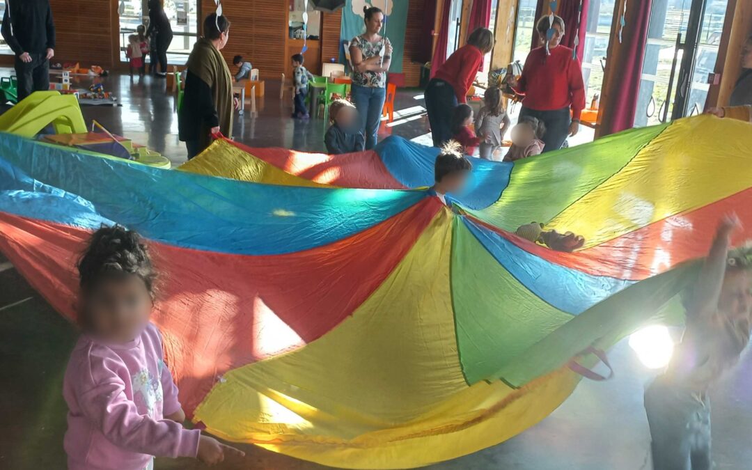 Matinée Petite Enfance : un chaleureux « coin de parapluie ».